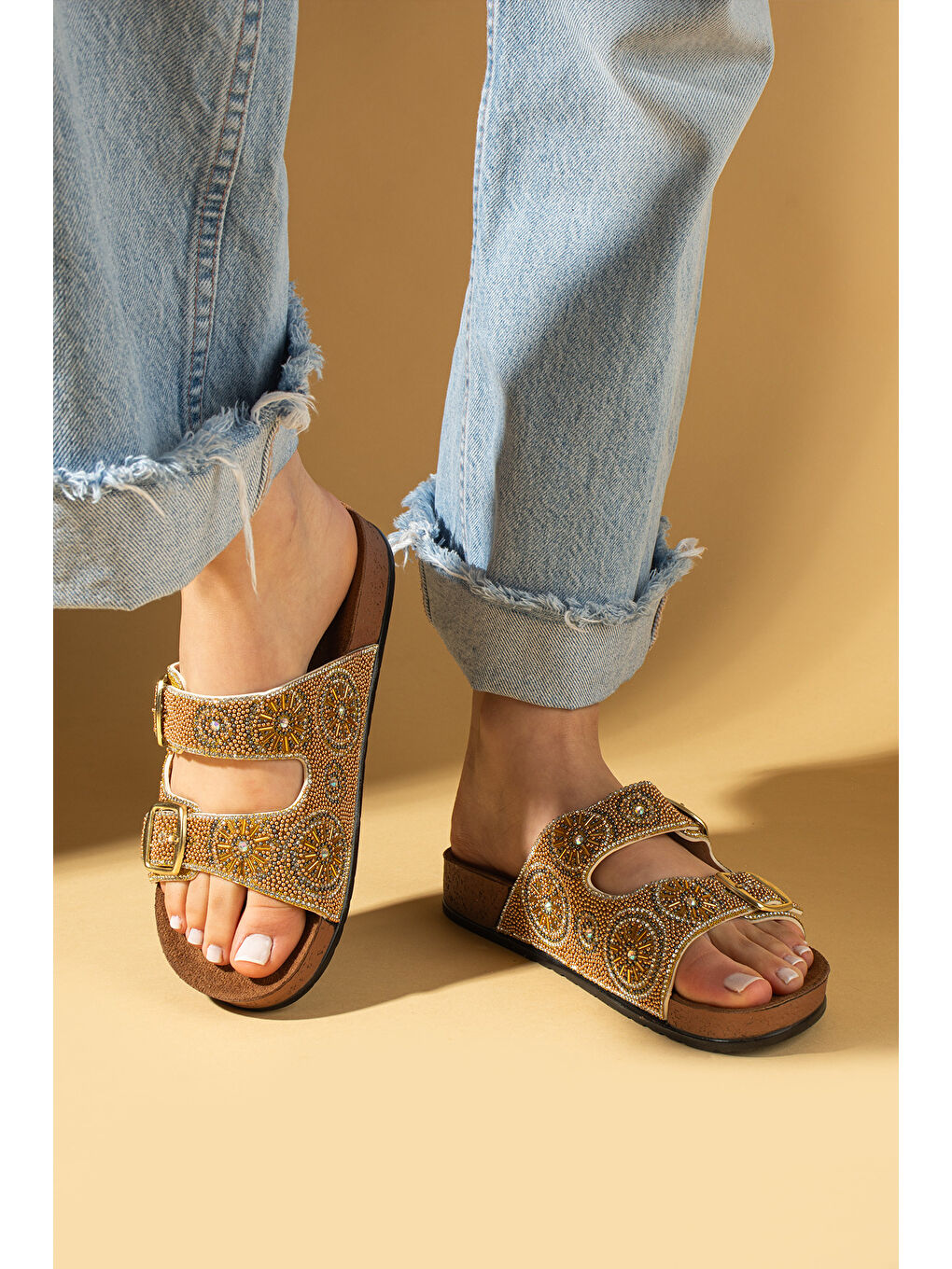 Turuncu İşlemeli Ayarlanabilir Çift Tokalı Rahat Taban Kadın Terlik 001-002-25-1