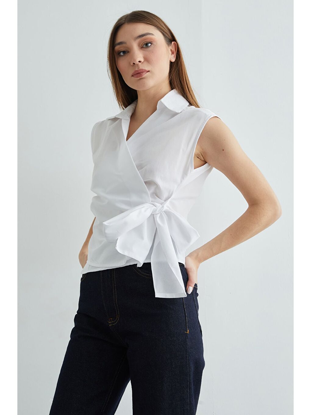 Beyaz Yandan Bağlamalı Drapeli Kruvaze Yaka Gömlek
