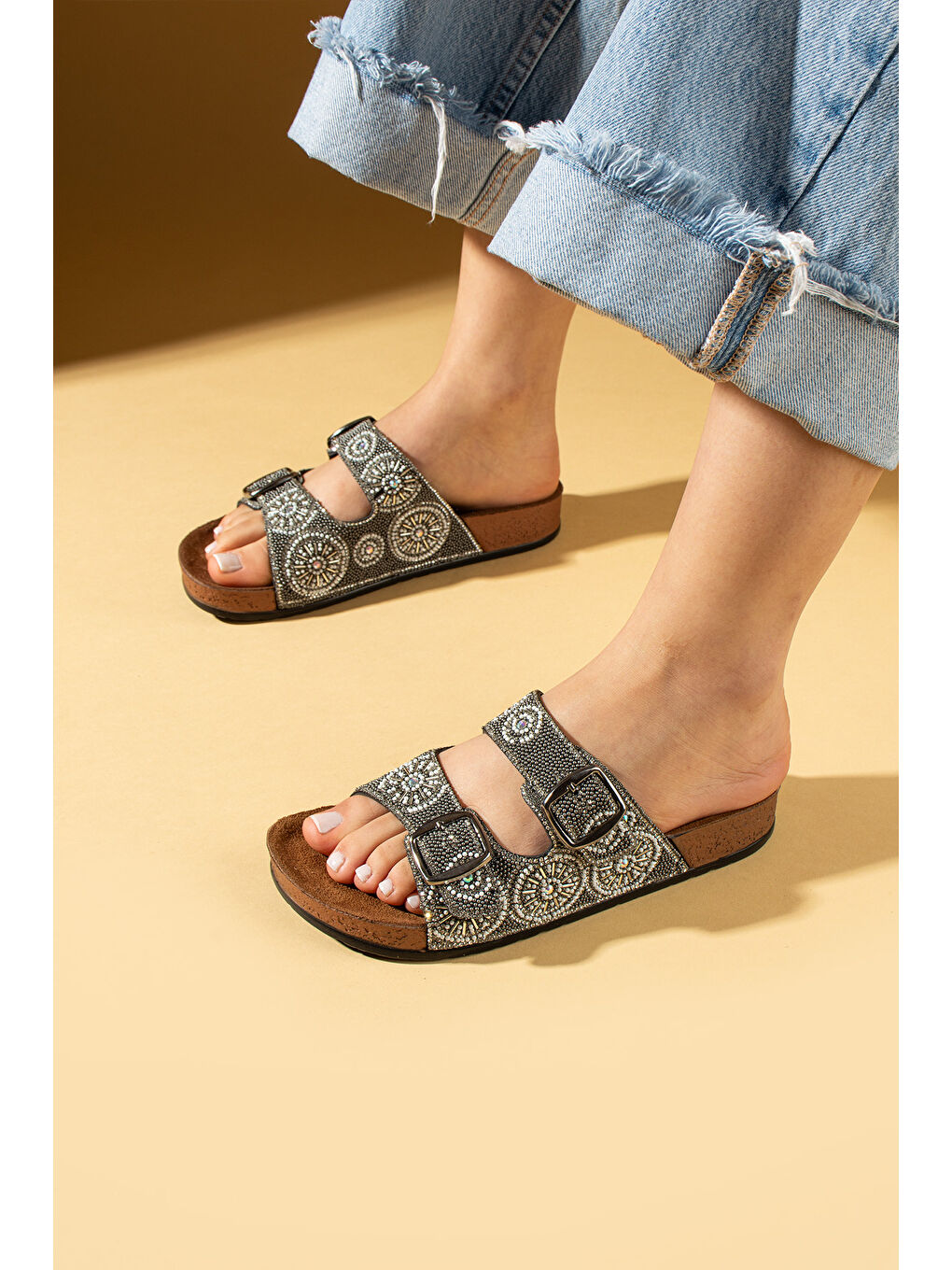 Gri İşlemeli Ayarlanabilir Çift Tokalı Rahat Taban Kadın Terlik 001-002-25