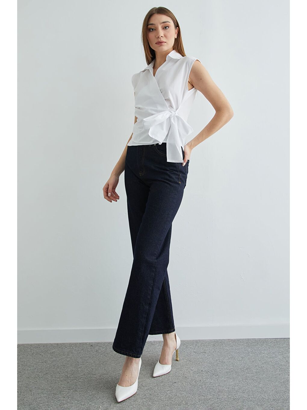 Beyaz Yandan Bağlamalı Drapeli Kruvaze Yaka Gömlek-1