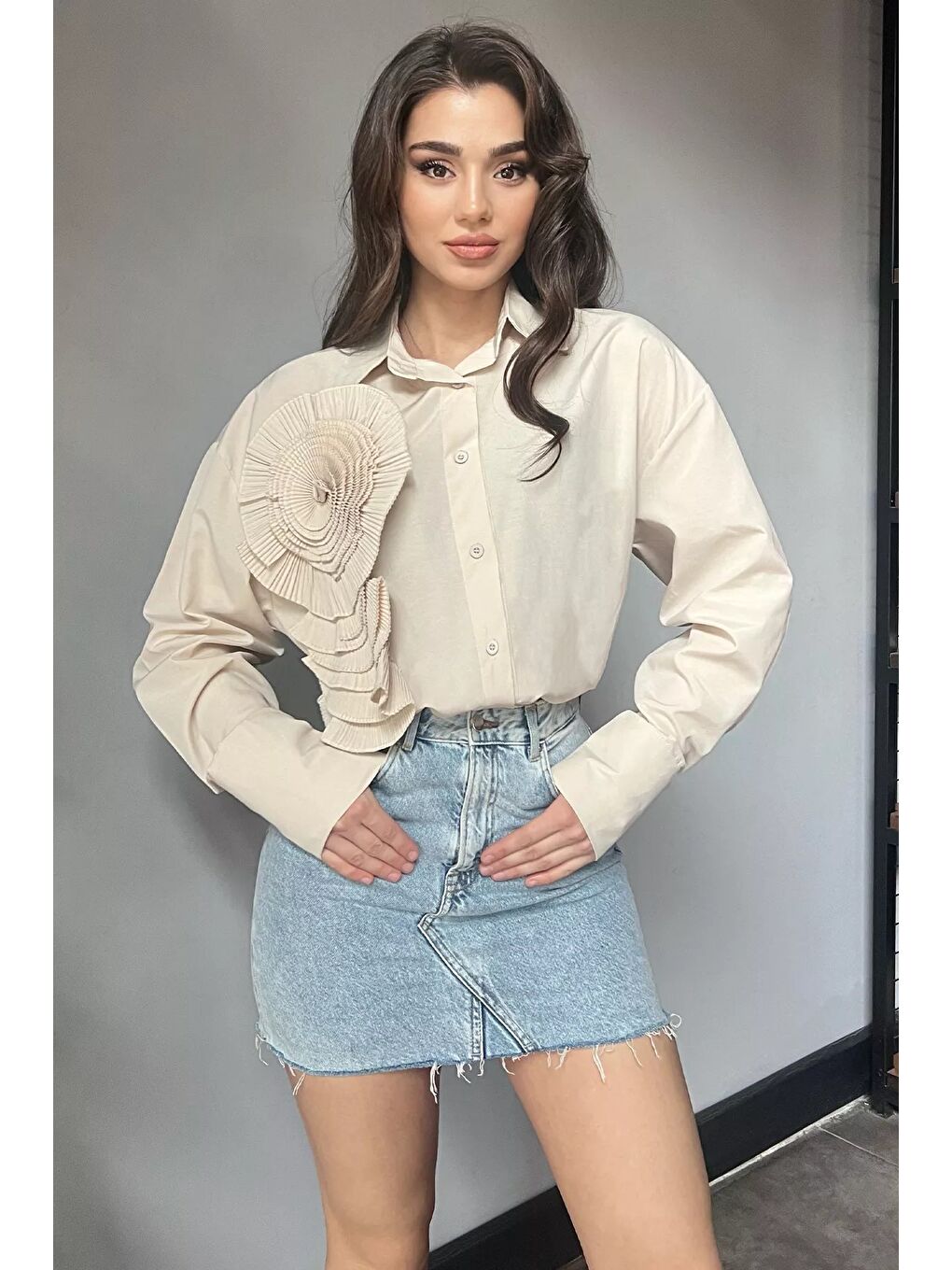 Bej Gül Detaylı Tarz Kadın Gömlek-1