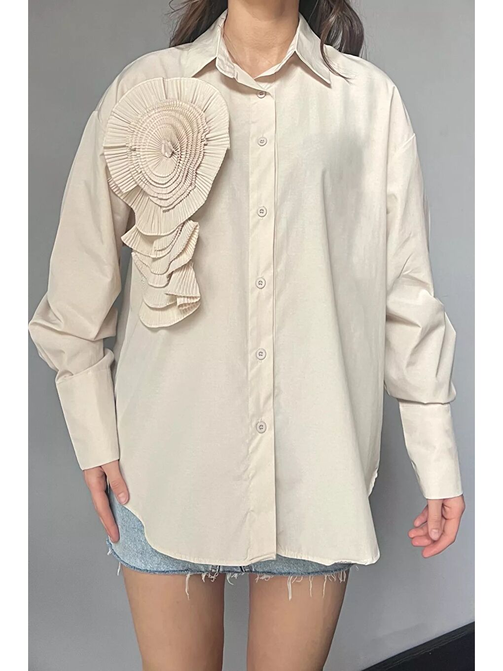 Bej Gül Detaylı Tarz Kadın Gömlek-2