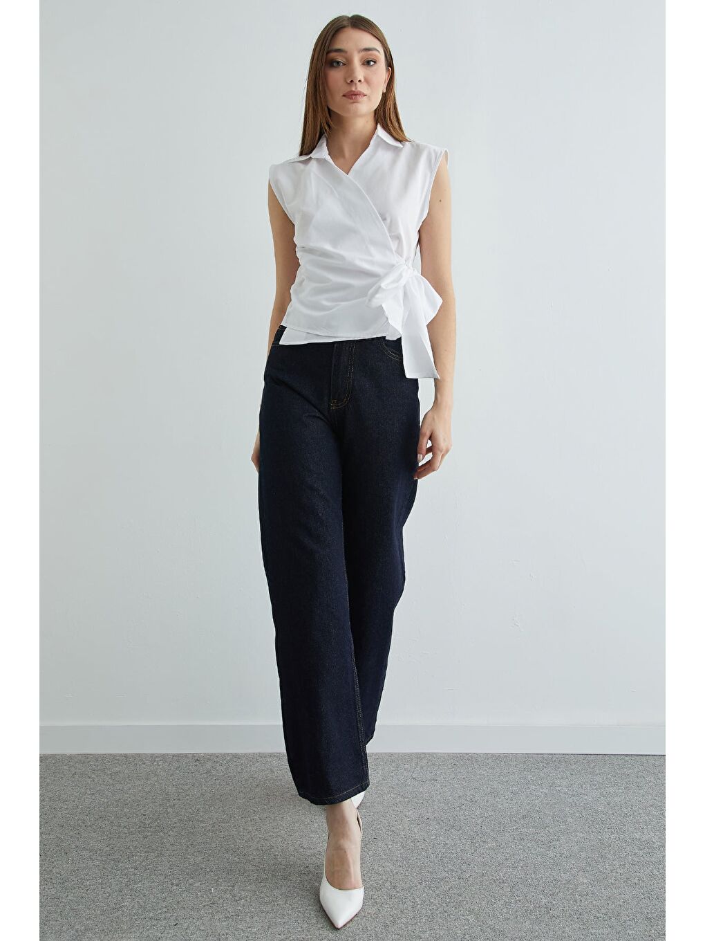 Beyaz Yandan Bağlamalı Drapeli Kruvaze Yaka Gömlek-4