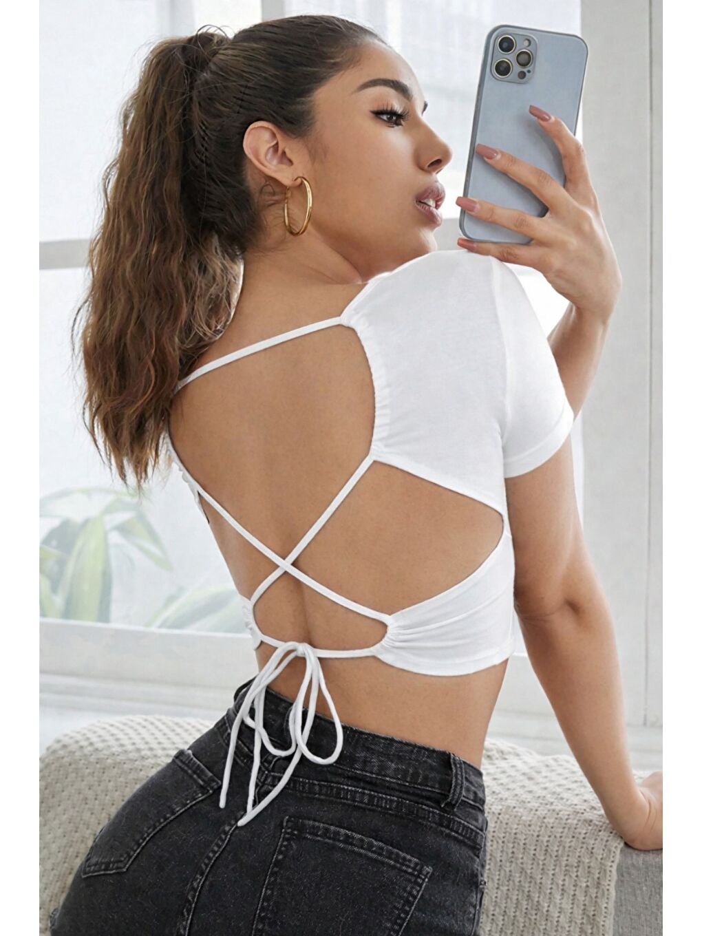Beyaz Kadın Sırtı Açık Bağlama Detaylı Kısa Kollu Crop Tişört-1