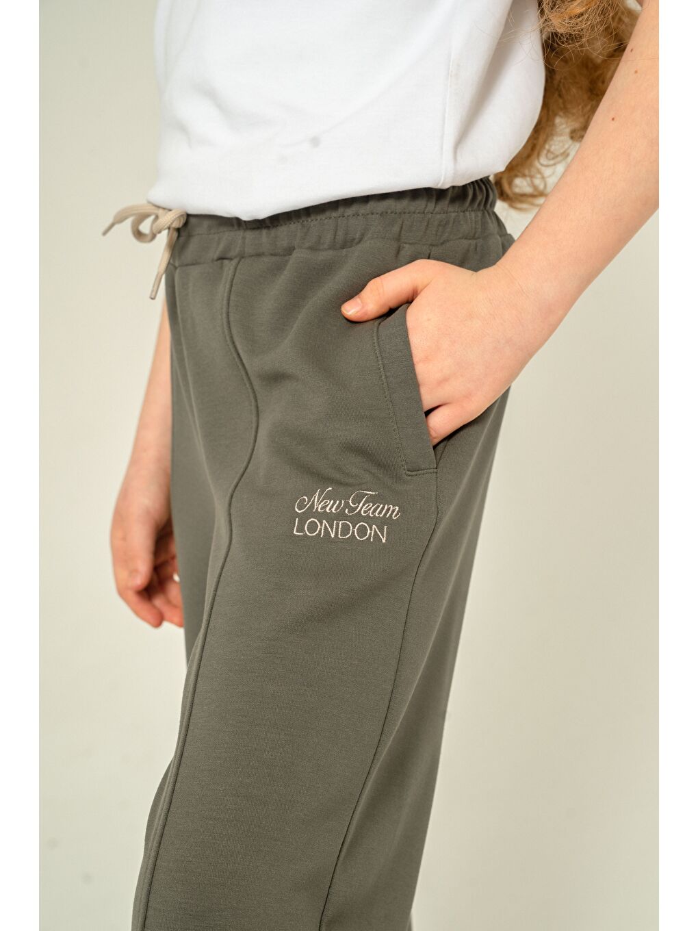 Haki New Team London Nakışlı Yumuşak Dokulu - Comfort Kumaş Kız Çocuk Eşofman Altı-3