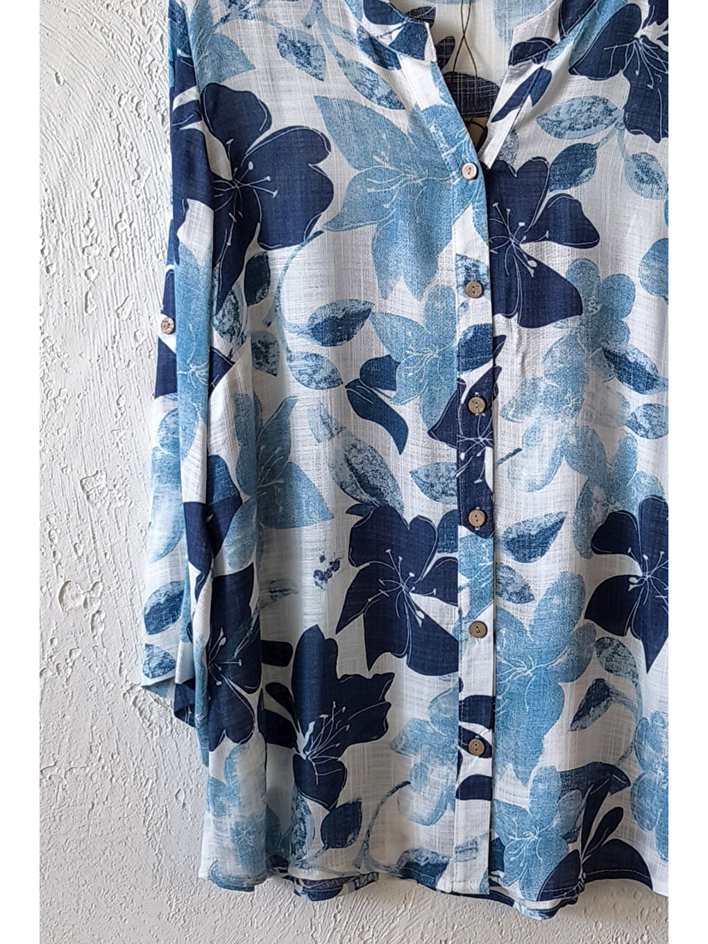 Beyaz-Mavi Hakim Yaka Düğmeli 3/4 Kol Çiçekli Yırtmaçlı Casual Pamuklu Oversize Dokuma Gömlek 73 60-1