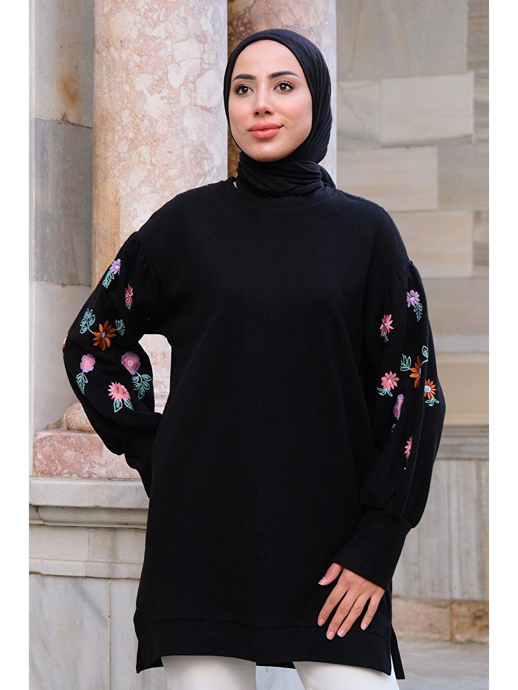 Çiçek Nakışlı Bisiklet Yaka Sweatshirt Siyah