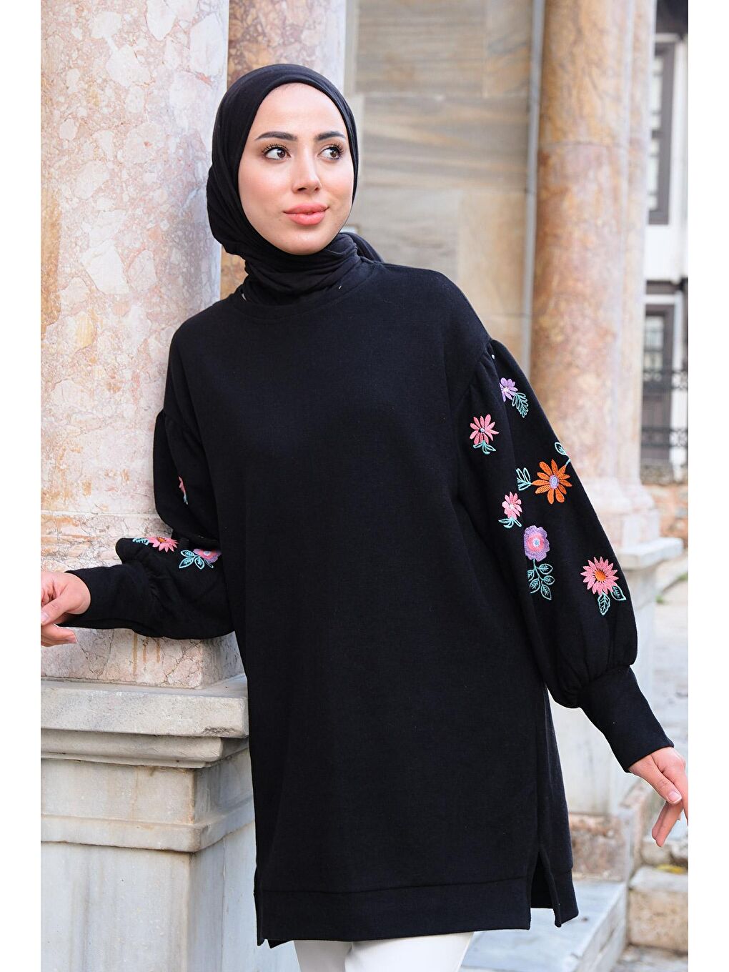 Çiçek Nakışlı Bisiklet Yaka Sweatshirt Siyah-1