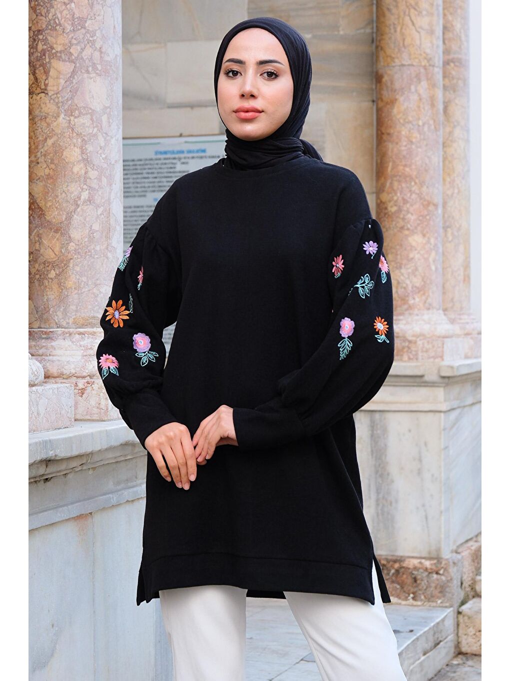 Çiçek Nakışlı Bisiklet Yaka Sweatshirt Siyah-2