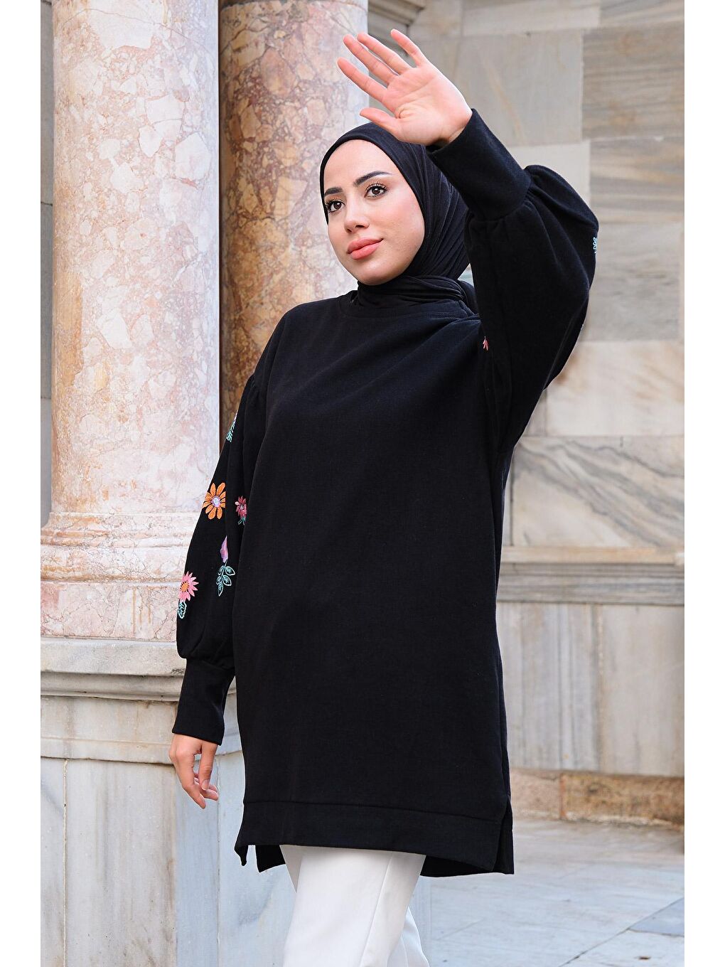 Çiçek Nakışlı Bisiklet Yaka Sweatshirt Siyah-3