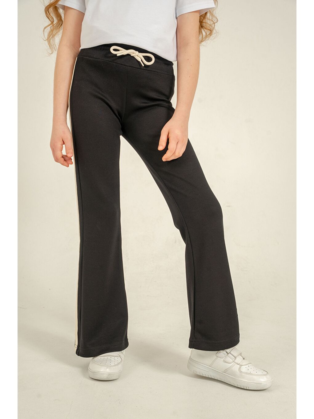 Siyah Geniş Paçalı Yanlar Biye Şeritli Yumuşak Dokulu - Comfort Kumaş Kız Çocuk Eşofman Altı-1