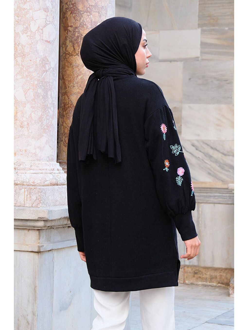 Çiçek Nakışlı Bisiklet Yaka Sweatshirt Siyah-4