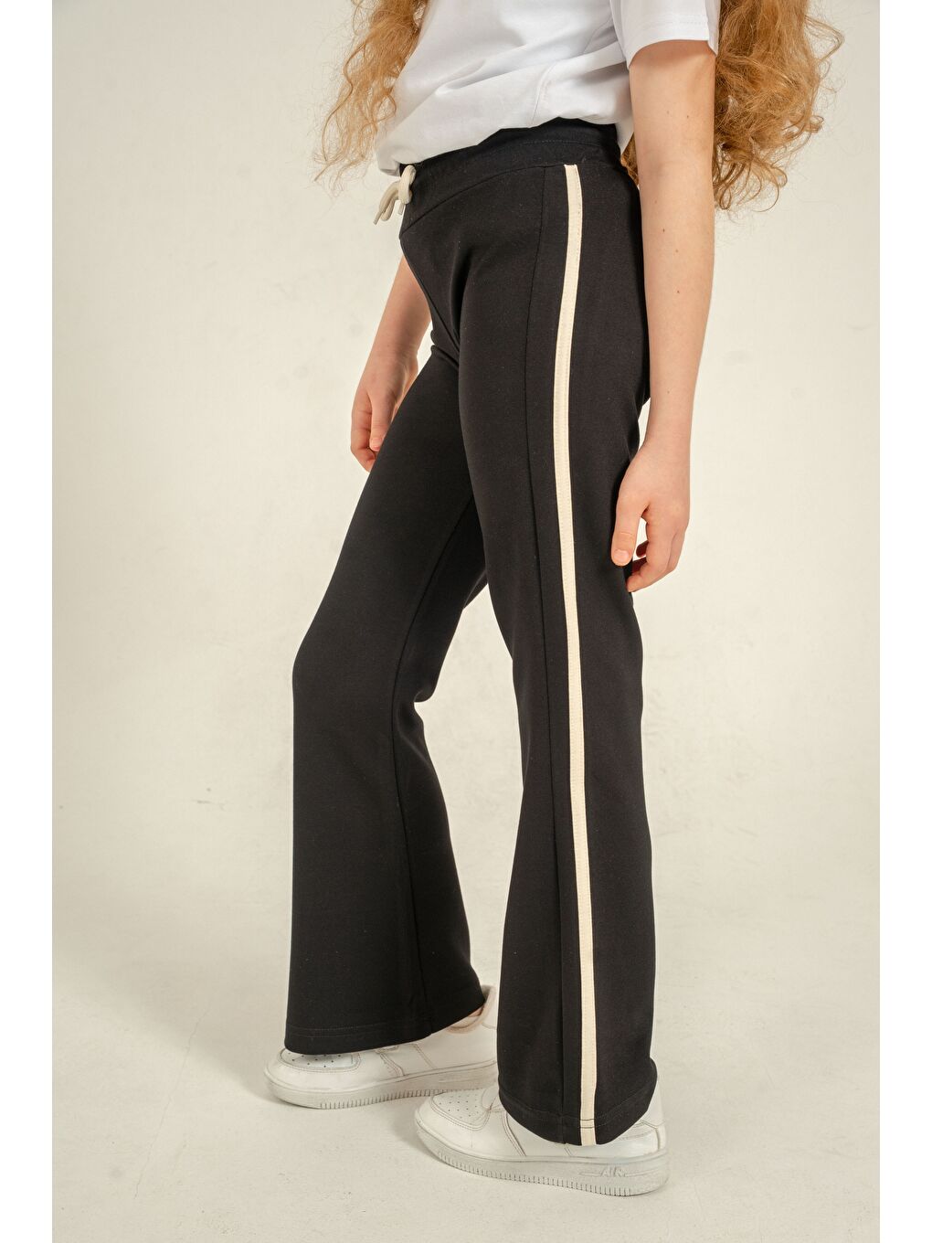 Siyah Geniş Paçalı Yanlar Biye Şeritli Yumuşak Dokulu - Comfort Kumaş Kız Çocuk Eşofman Altı-2