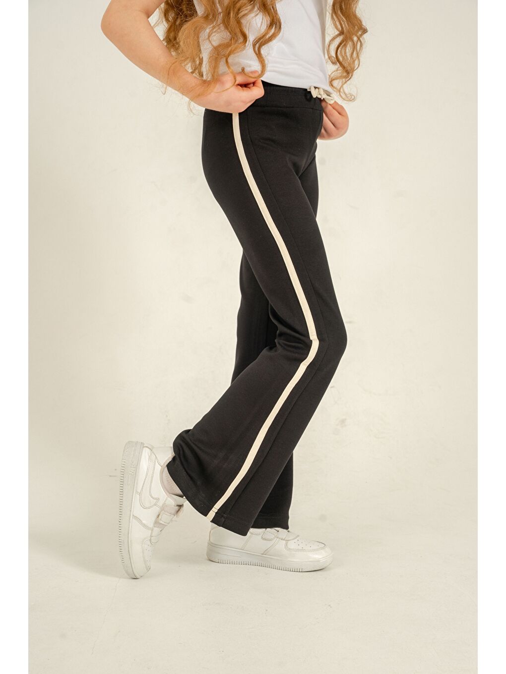 Siyah Geniş Paçalı Yanlar Biye Şeritli Yumuşak Dokulu - Comfort Kumaş Kız Çocuk Eşofman Altı-3