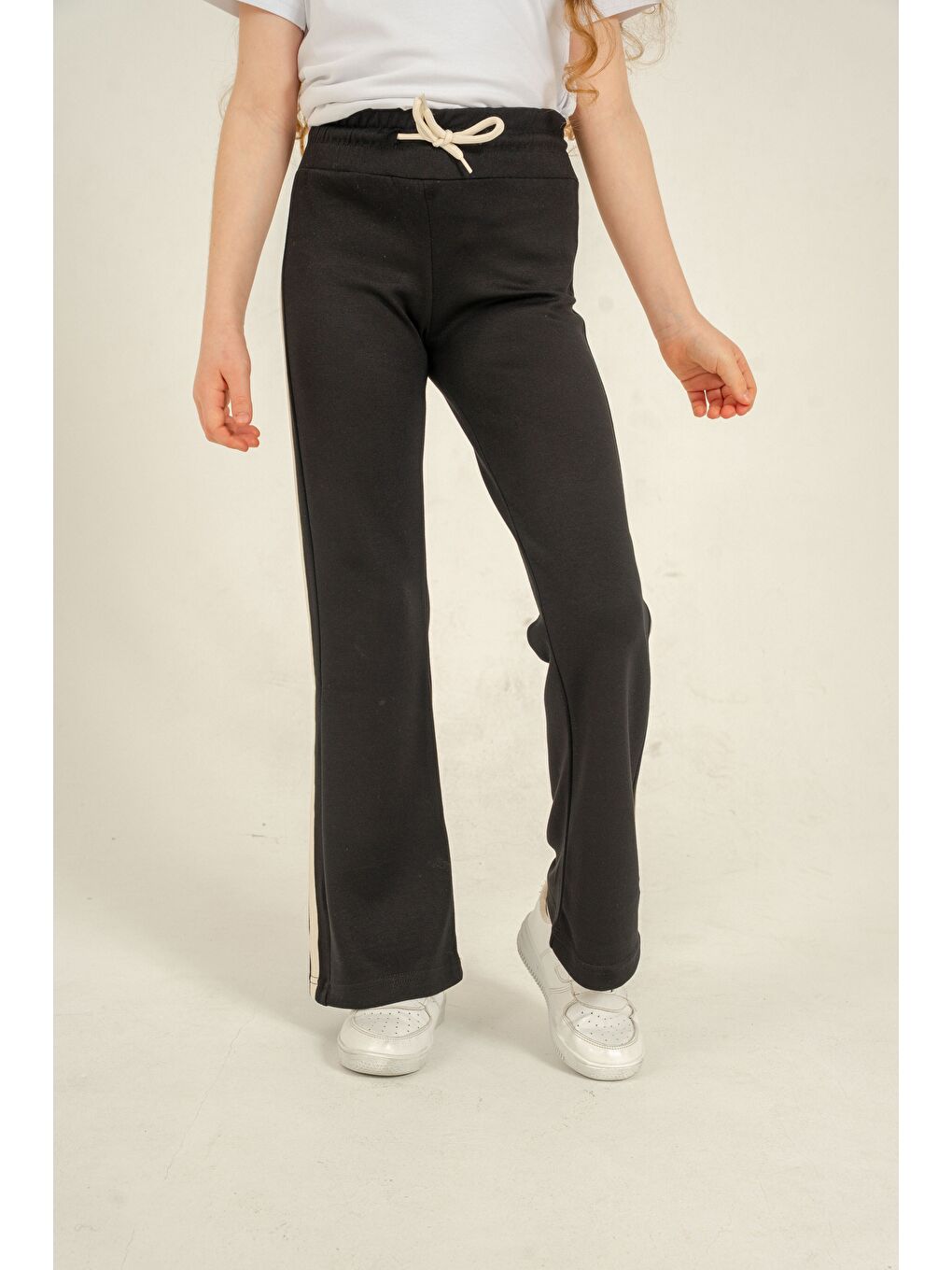 Siyah Geniş Paçalı Yanlar Biye Şeritli Yumuşak Dokulu - Comfort Kumaş Kız Çocuk Eşofman Altı-4