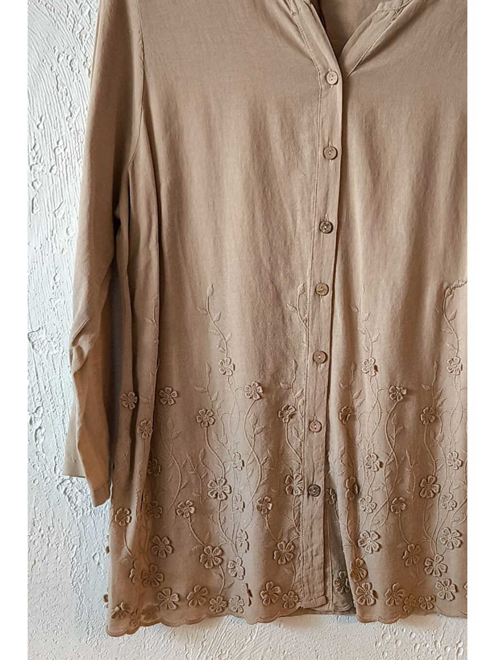 Koyu Bej Hakim Yaka Düğmeli 3/4 Kol Brodeli Yırtmaçlı Casual Pamuklu Oversize Dokuma Gömlek 73 60-1