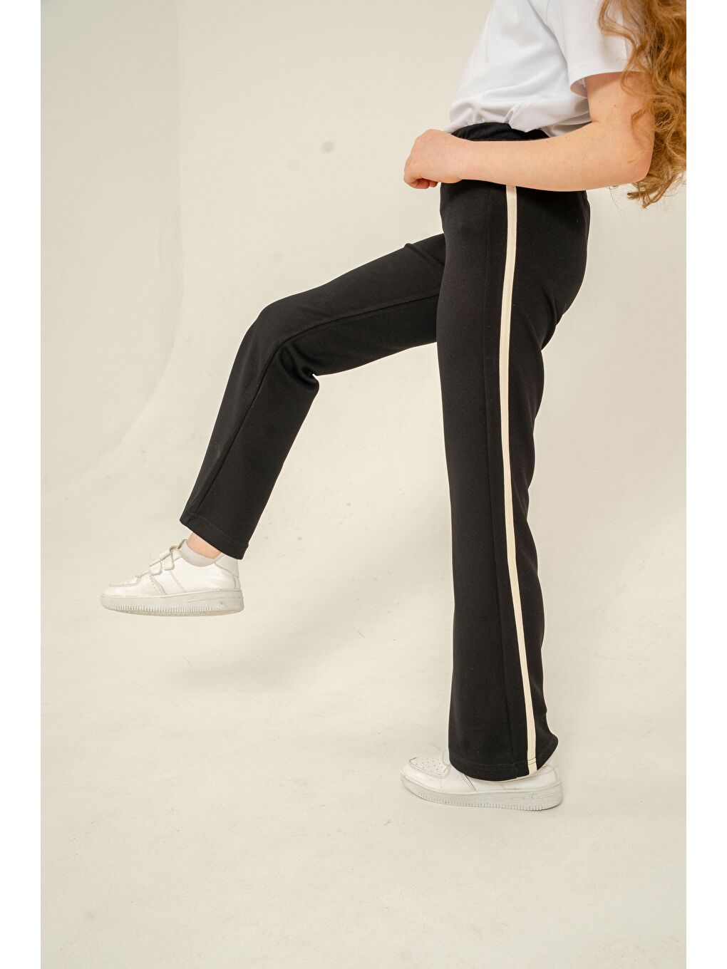 Siyah Geniş Paçalı Yanlar Biye Şeritli Yumuşak Dokulu - Comfort Kumaş Kız Çocuk Eşofman Altı-5