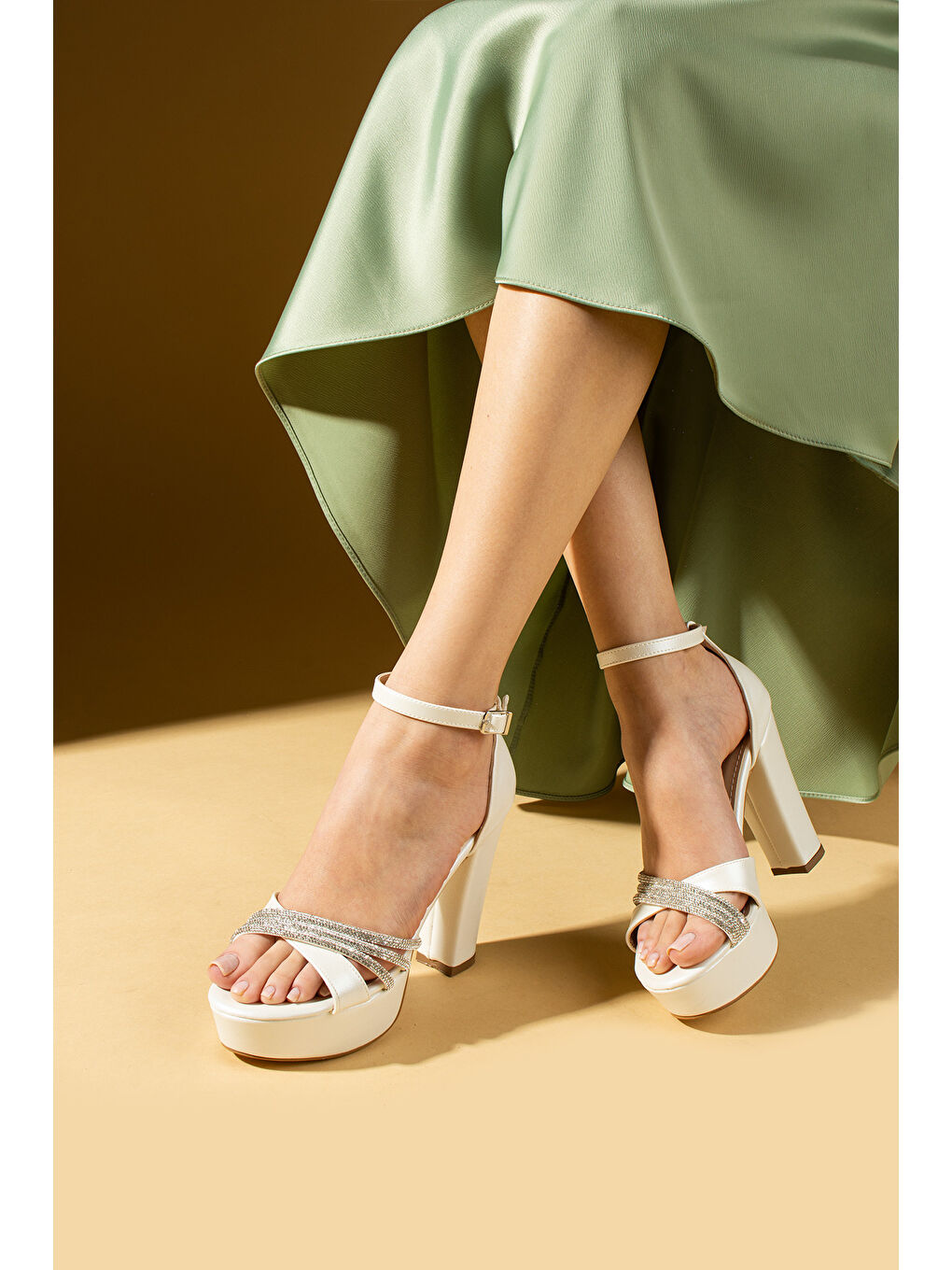 Beyaz Çapraz Bant Üzeri Parlak Taşlı Platform Topuklu Tokalı Kadın Ayakkabı 018-74-25-1