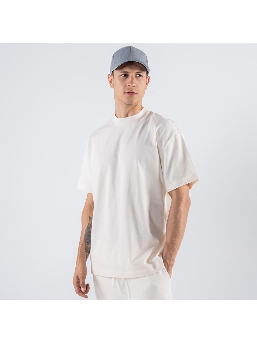 Erkek Kırık Beyaz %100 Koton Bisiklet Yaka Oversize Tişört-2