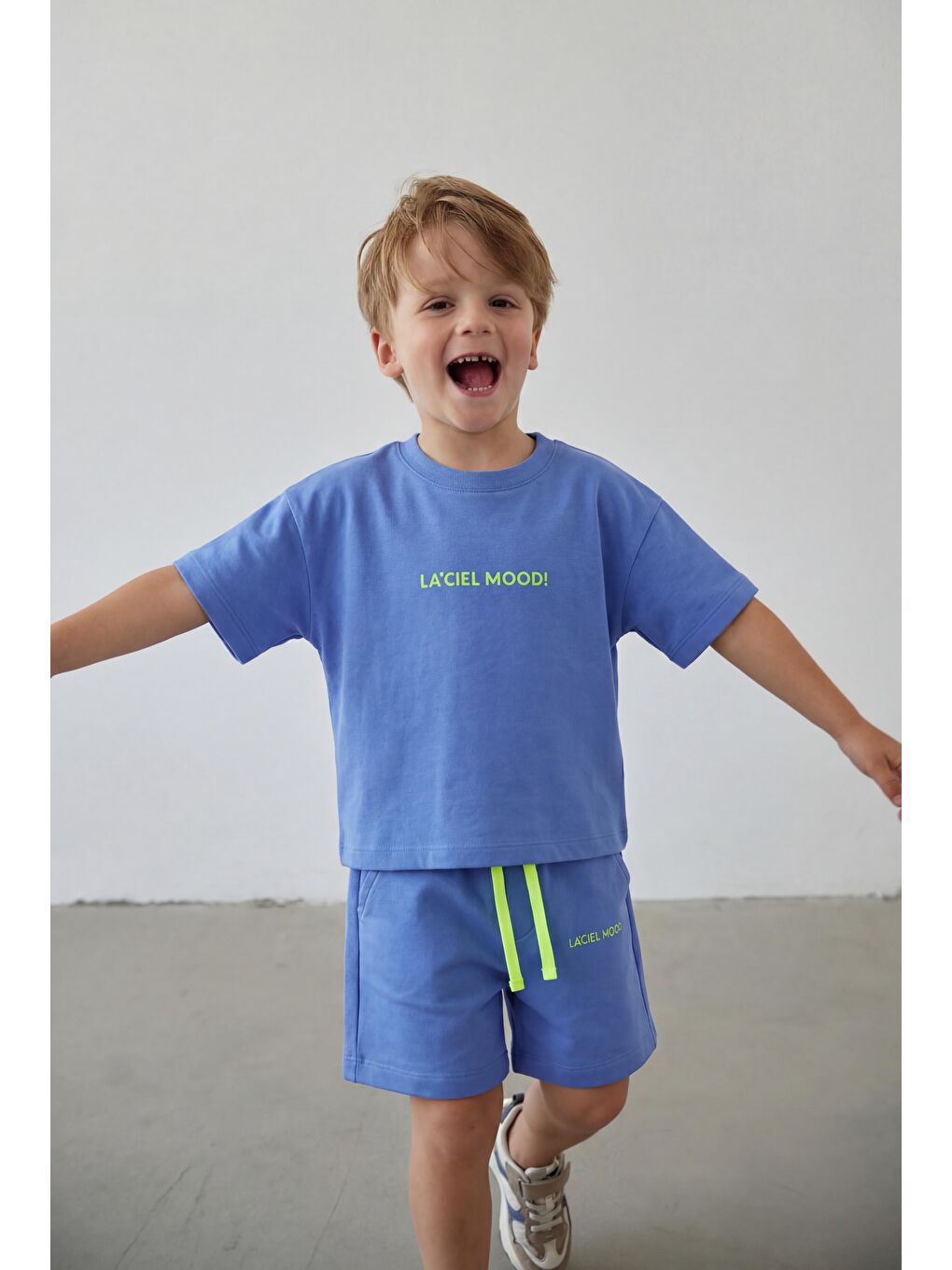 Erkek Çocuk Pamuklu Mavi Slogan Baskılı T-Shirt Ve Şort Eşofman Takım - Neon Bağcıklı