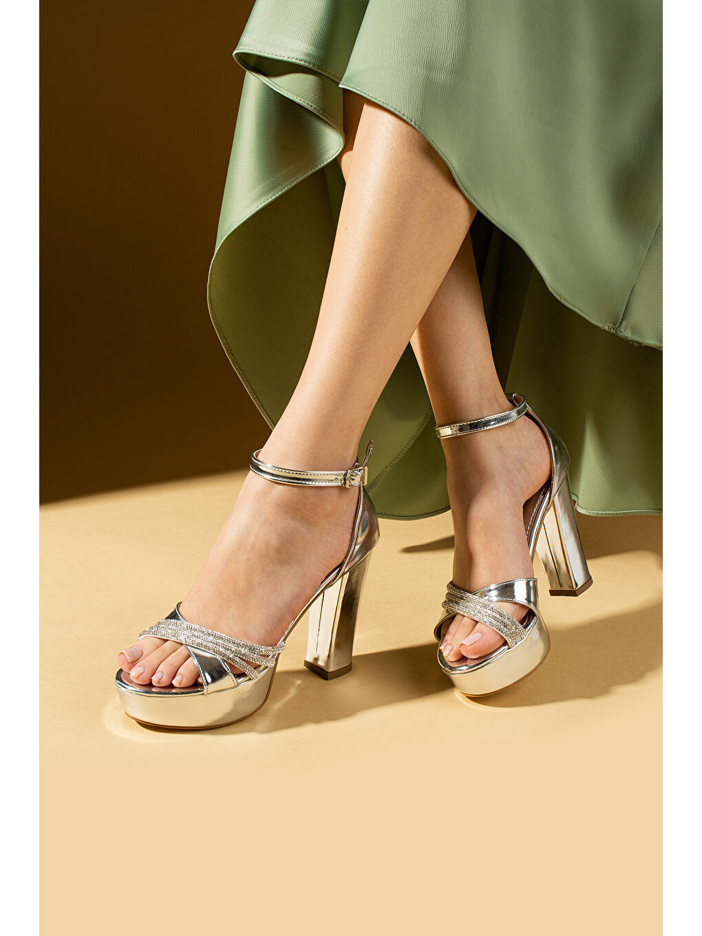 Gri Çapraz Bant Üzeri Parlak Taşlı Platform Topuklu Tokalı Kadın Ayakkabı 018-74-25-1