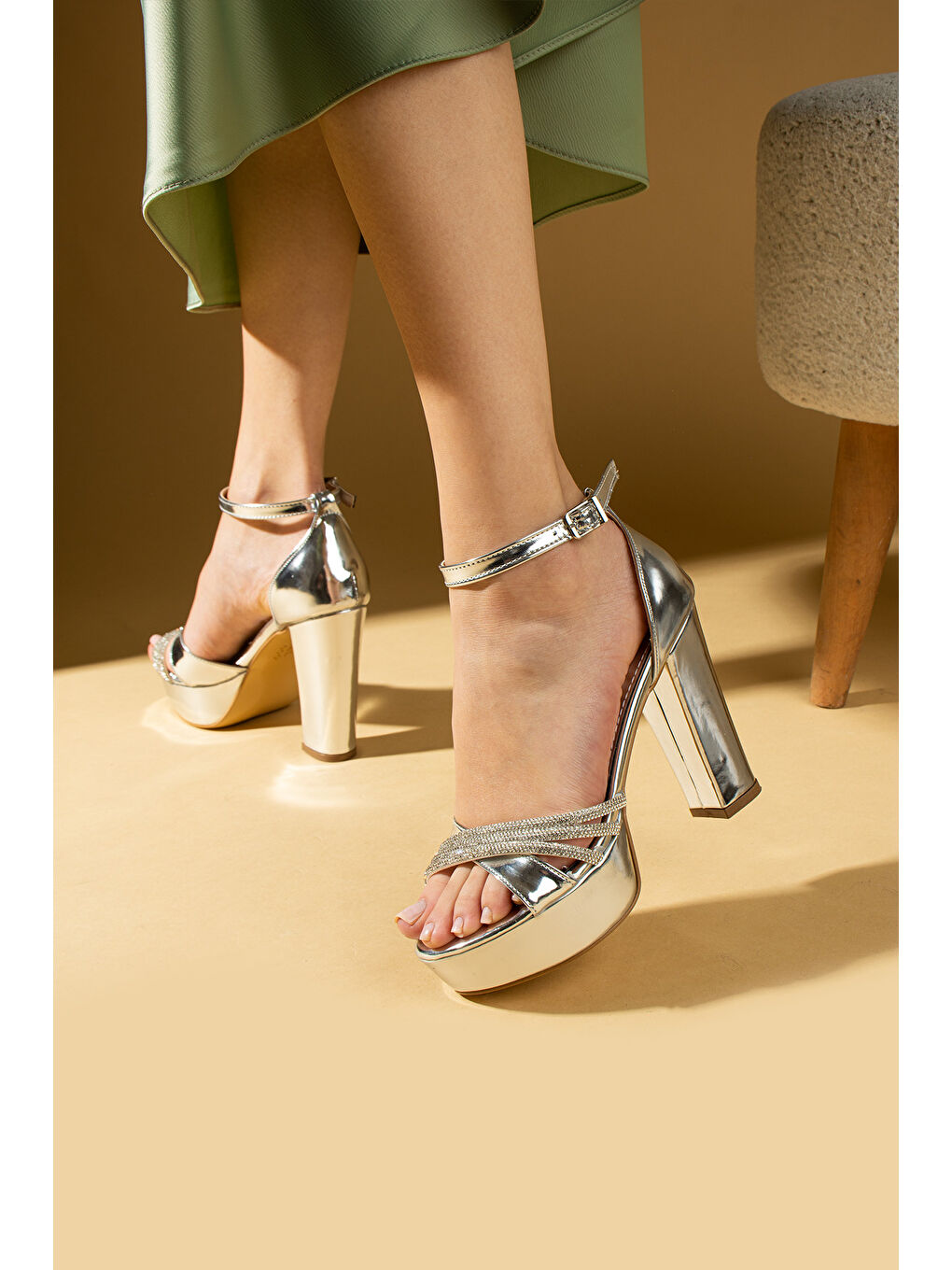 Gri Çapraz Bant Üzeri Parlak Taşlı Platform Topuklu Tokalı Kadın Ayakkabı 018-74-25-2