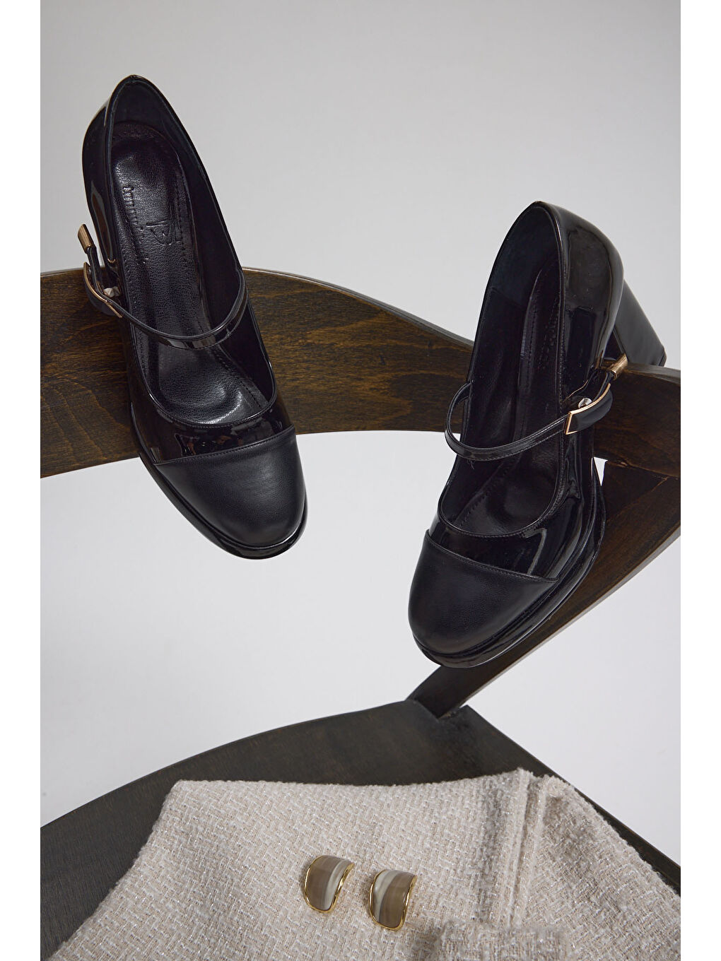 Kadın Siyah Neolit Taban Tek Bantlı Kalın Topuklu Ayakkabı-2