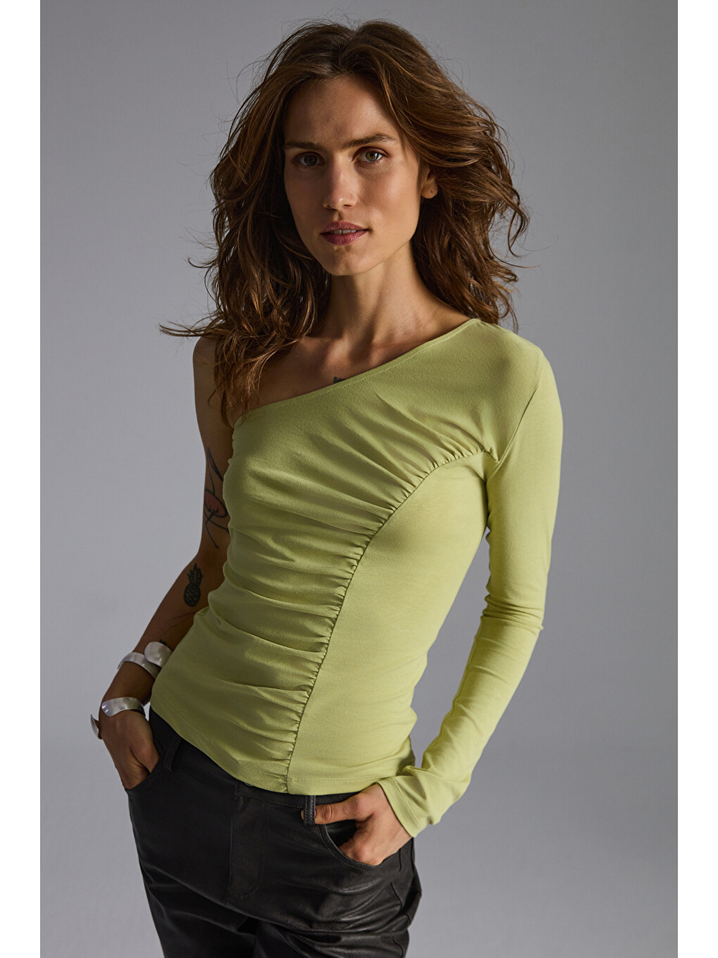 Vıyol Kadın Organik Pamuklu Elastanlı Tek Kollu Büzgülü Yeşil Bluz-4
