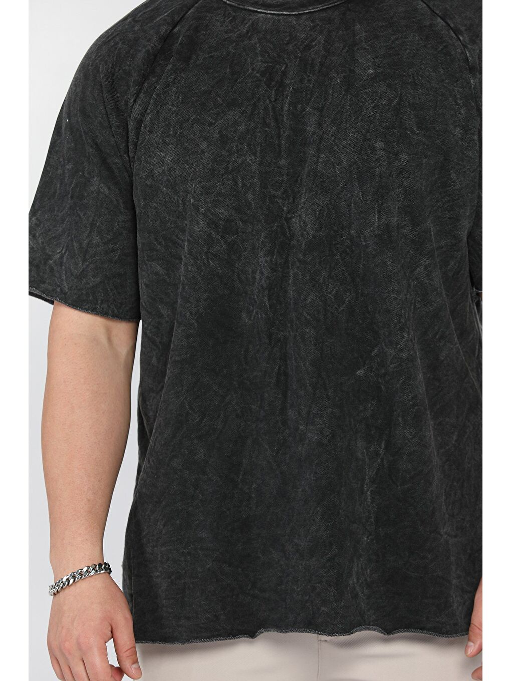 Siyah Erkek Bisiklet Yaka Yıkama Desenli Püsküllü  Tişört-3