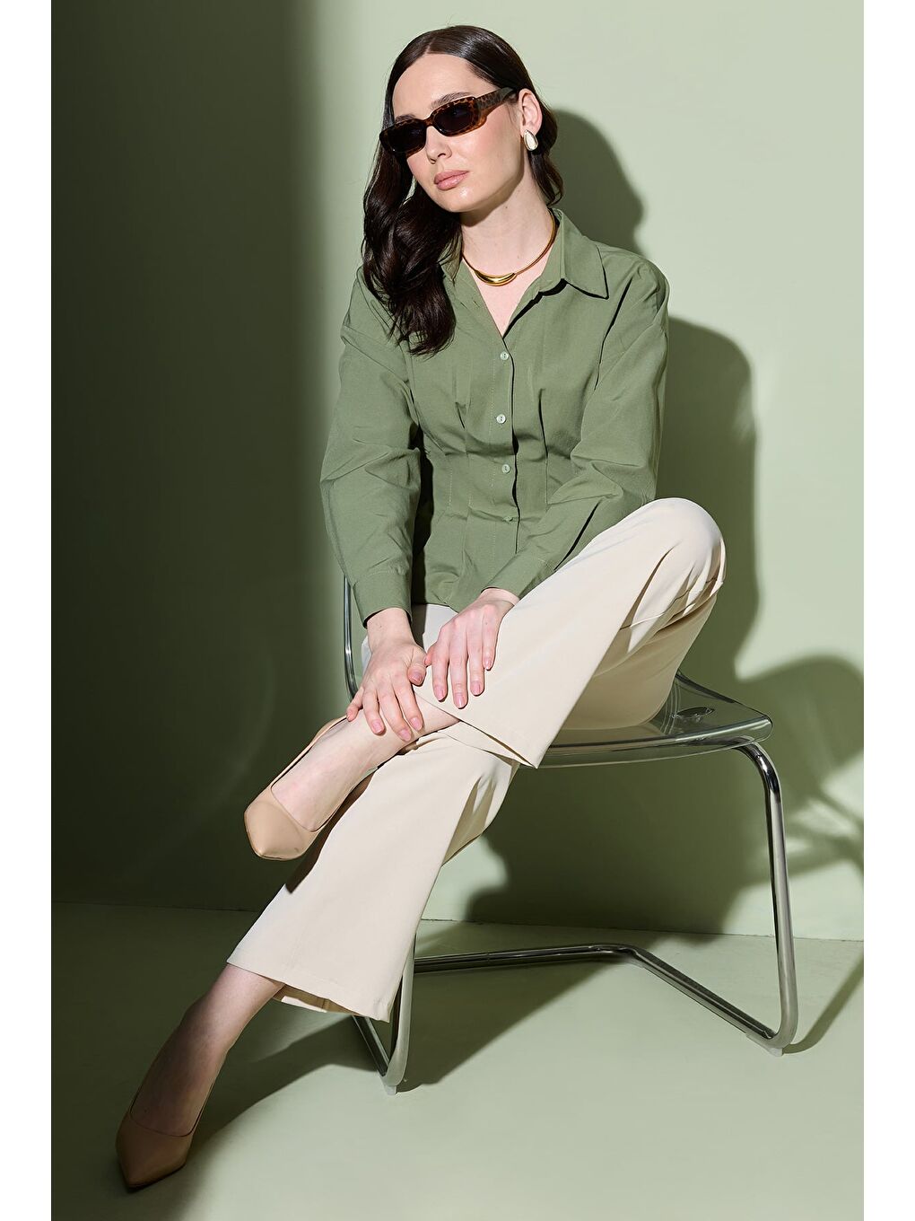 Yeşil Pensli Belden Oturtmalı Pileli Gömlek-1