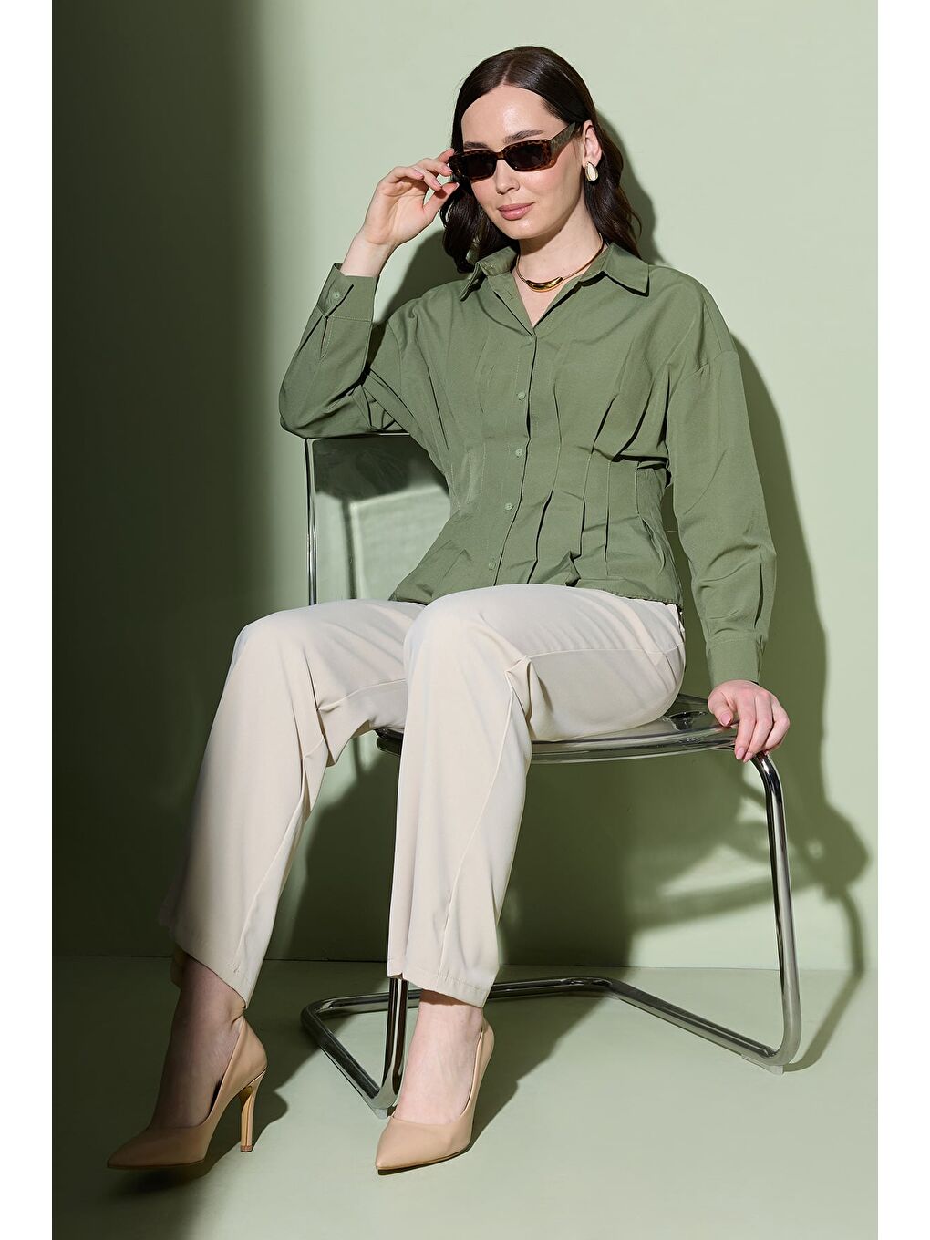 Yeşil Pensli Belden Oturtmalı Pileli Gömlek-2