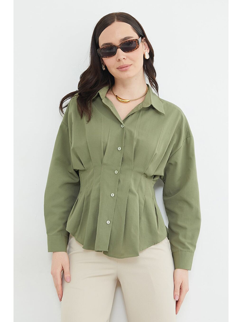 Yeşil Pensli Belden Oturtmalı Pileli Gömlek-3