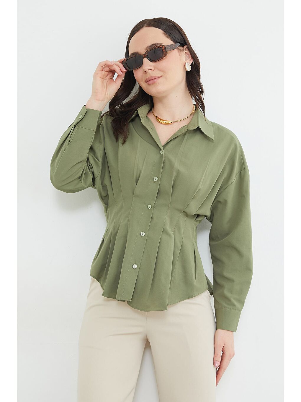 Yeşil Pensli Belden Oturtmalı Pileli Gömlek-4