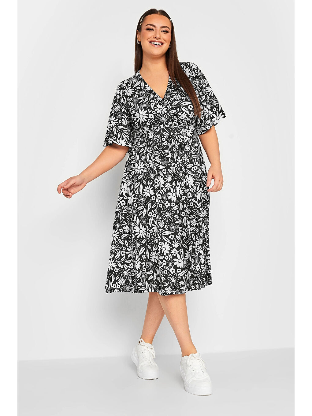 Siyah Büyük Beden Çiçek Desenli Yarım Kollu Kuşaklı V Yaka Midi Elbise 215827