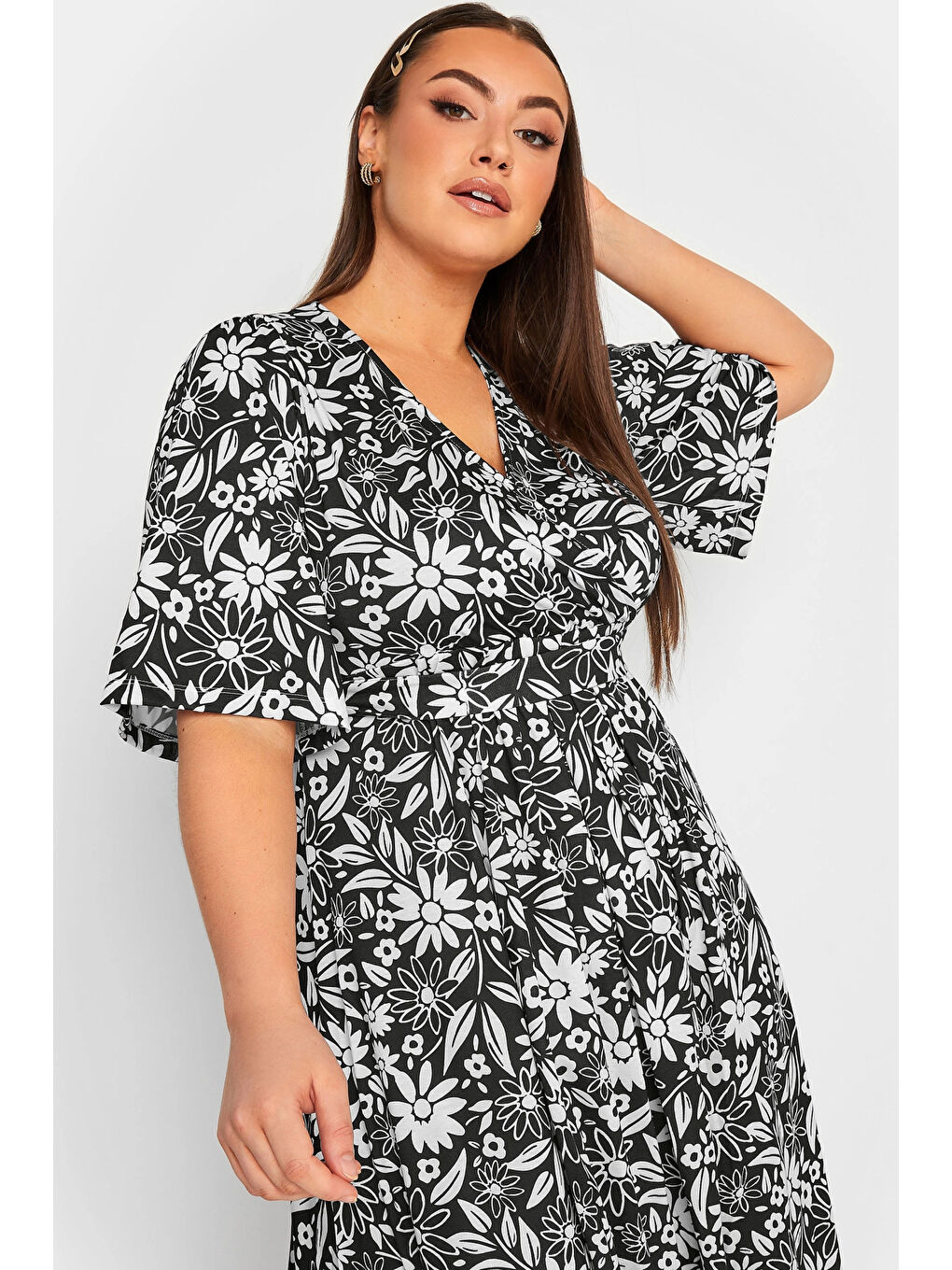 Siyah Büyük Beden Çiçek Desenli Yarım Kollu Kuşaklı V Yaka Midi Elbise 215827-1