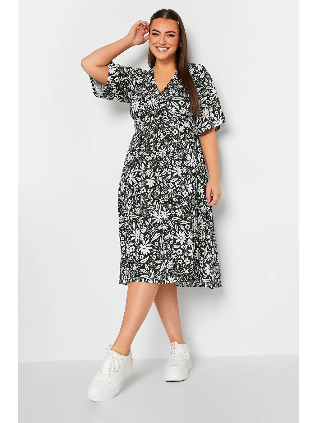 Siyah Büyük Beden Çiçek Desenli Yarım Kollu Kuşaklı V Yaka Midi Elbise 215827-3