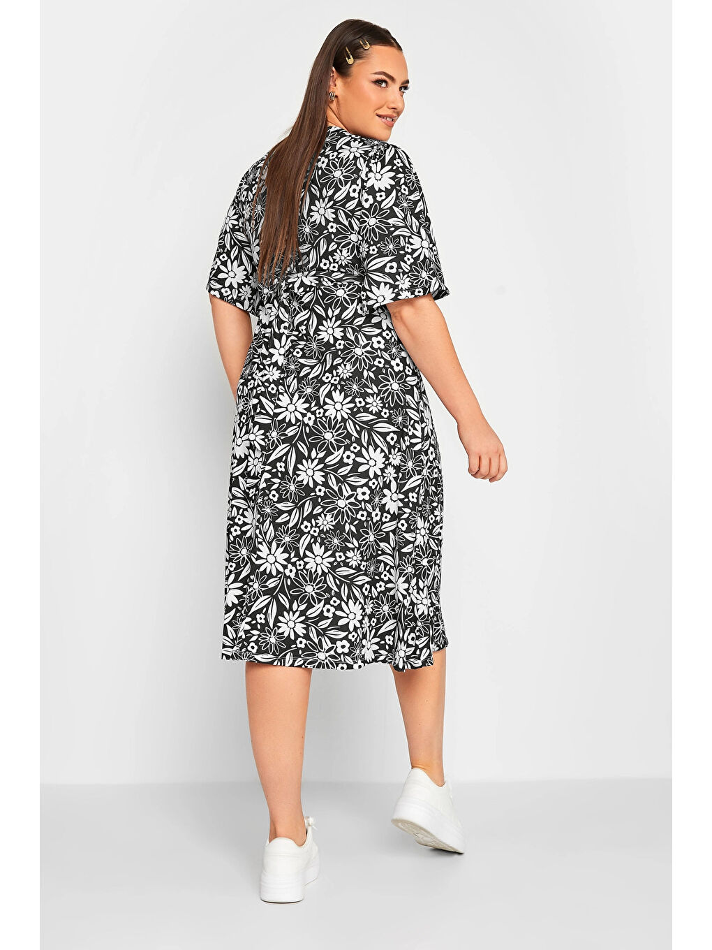 Siyah Büyük Beden Çiçek Desenli Yarım Kollu Kuşaklı V Yaka Midi Elbise 215827-4