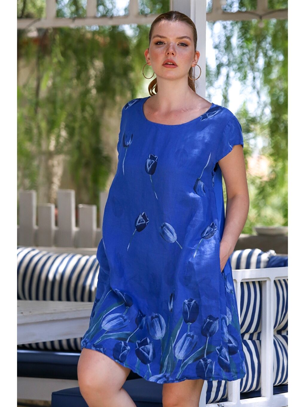 İtalyan Saks Mavisi Kayık Yaka Düşük Kol Çiçekli Gizli Cepli Casual Keten Dokuma Elbise 100 65-2