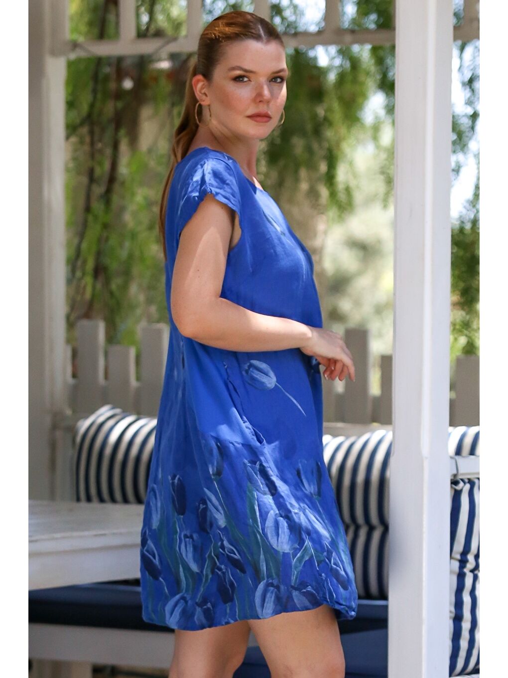 İtalyan Saks Mavisi Kayık Yaka Düşük Kol Çiçekli Gizli Cepli Casual Keten Dokuma Elbise 100 65-6