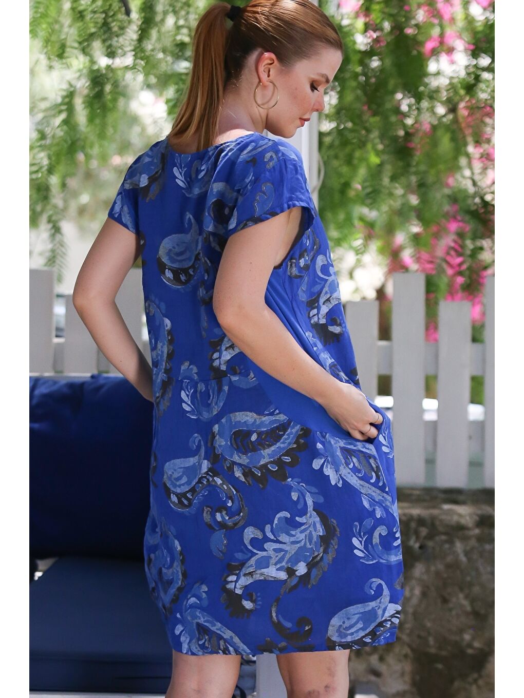 İtalyan Saks Mavisi Kayık Yaka Düşük Kol Şal Desenli Gizli Cepli Casual Keten Dokuma Elbise 100 65-1