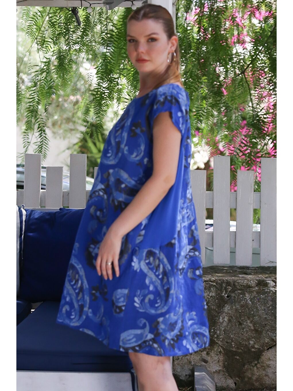 İtalyan Saks Mavisi Kayık Yaka Düşük Kol Şal Desenli Gizli Cepli Casual Keten Dokuma Elbise 100 65-4