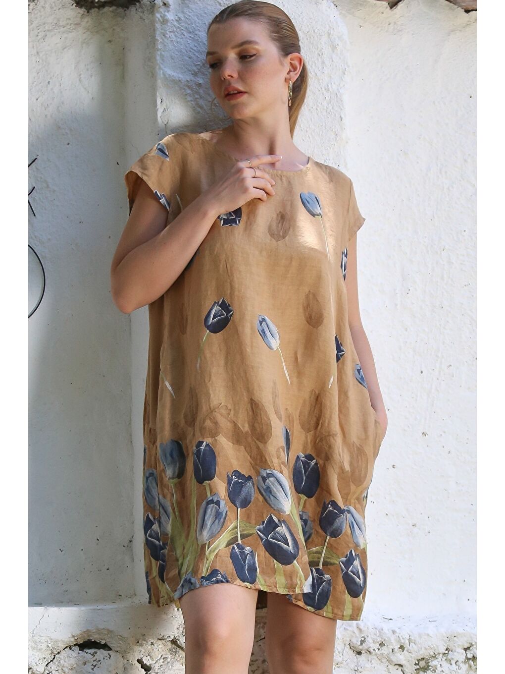 Kahverengi İtalyan Hardal Kayık Yaka Düşük Kol Çiçekli Gizli Cepli Casual Keten Dokuma Elbise 100 65