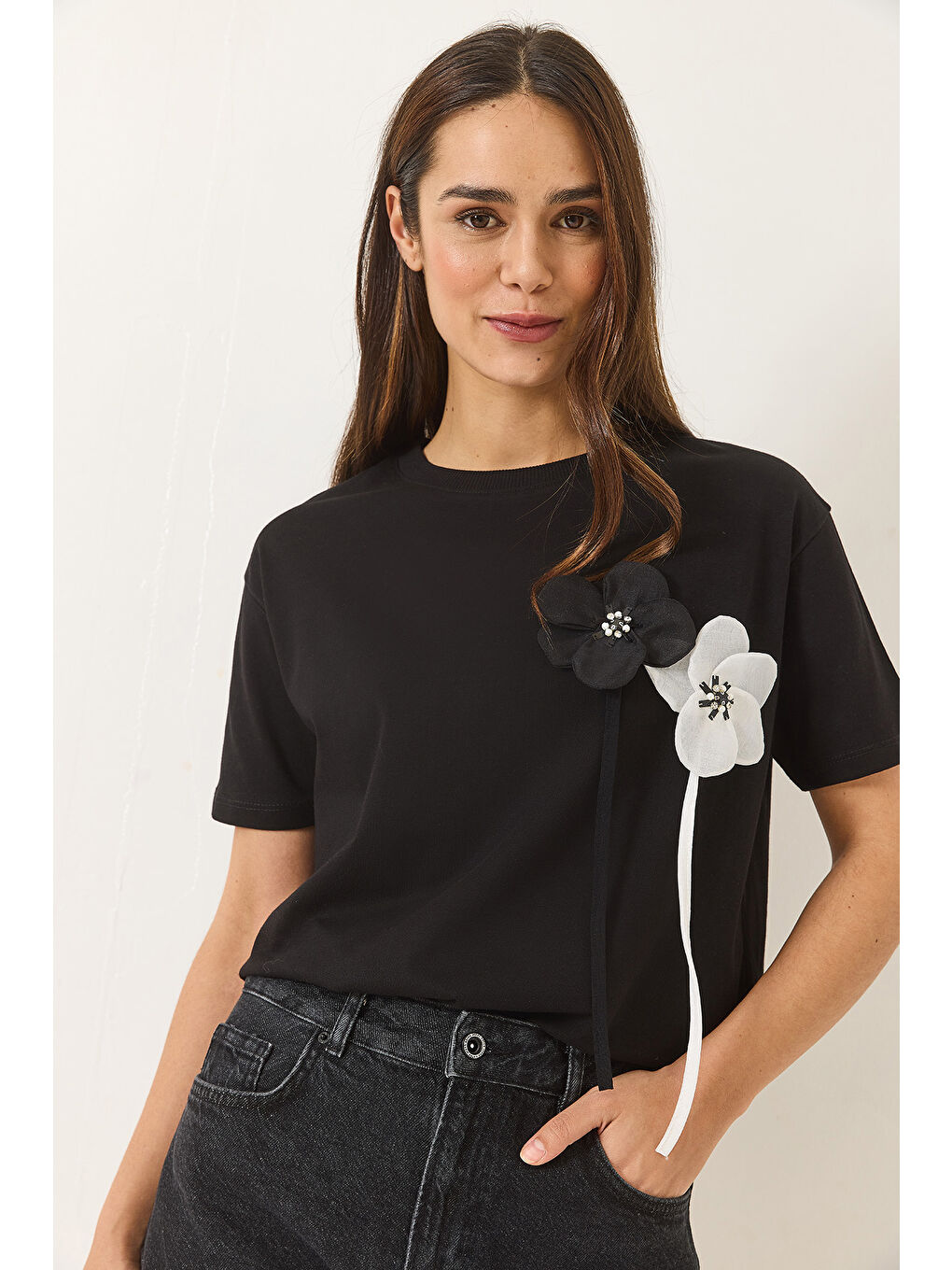 Siyah Kadın Aksesuarlı Kısa Kollu Pamuklu T-Shirt-2