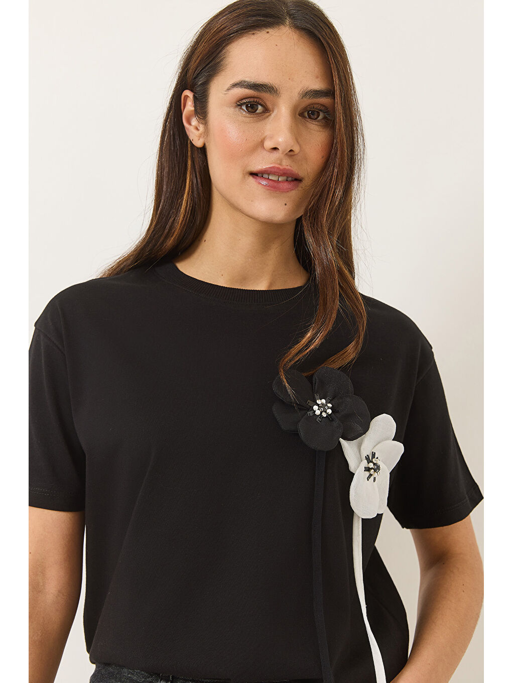 Siyah Kadın Aksesuarlı Kısa Kollu Pamuklu T-Shirt-3