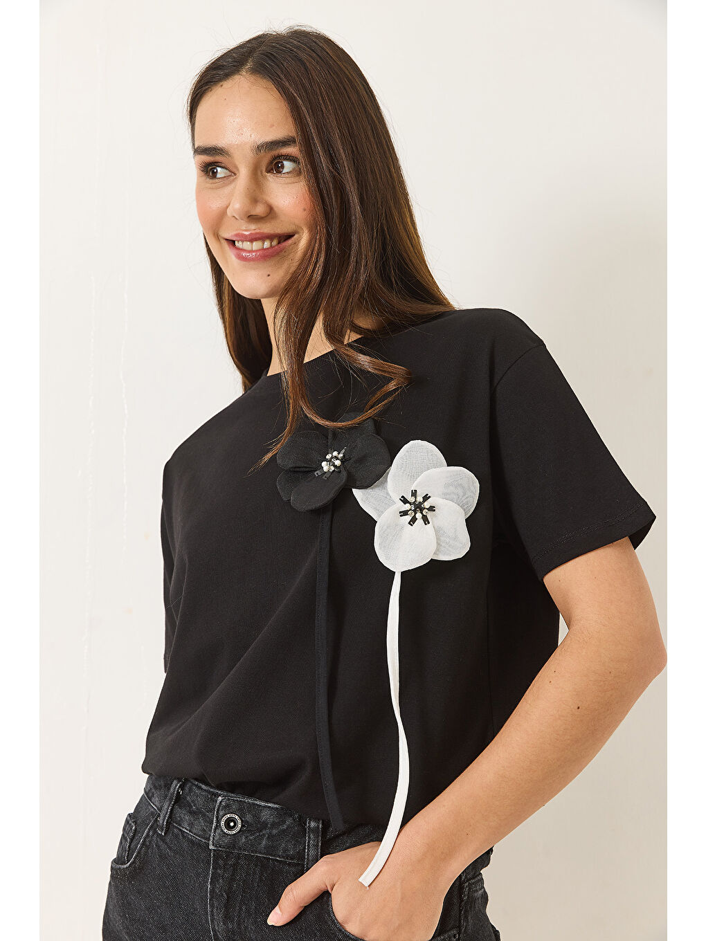 Siyah Kadın Aksesuarlı Kısa Kollu Pamuklu T-Shirt-4