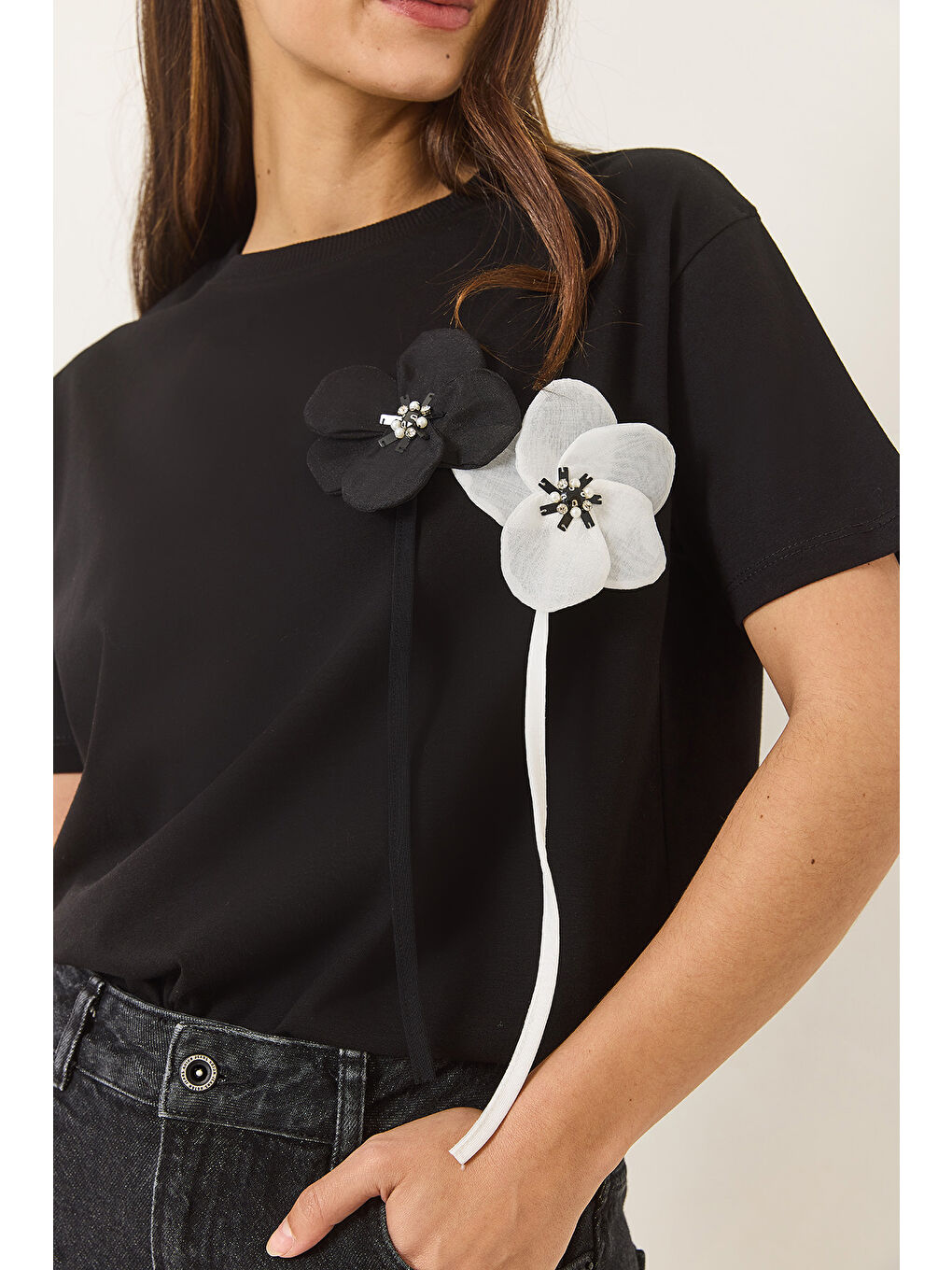 Siyah Kadın Aksesuarlı Kısa Kollu Pamuklu T-Shirt-5