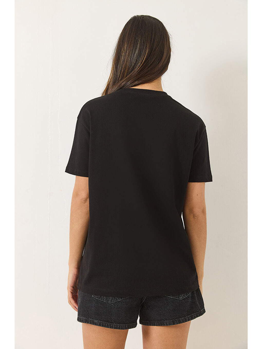 Siyah Kadın Aksesuarlı Kısa Kollu Pamuklu T-Shirt-6