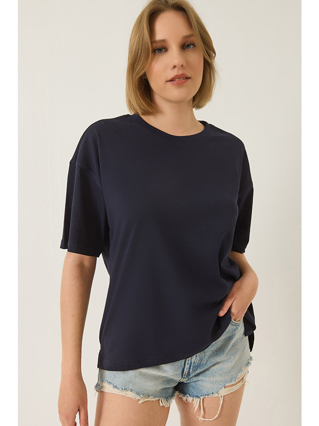 Lacivert Kadın % Organik Pamuk Relaxed Fit Yırtmaçlı Yuvarlak Yakalı T-Shirt