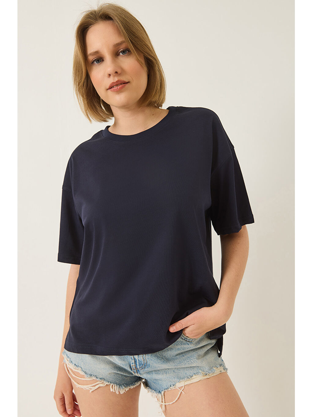 Lacivert Kadın % Organik Pamuk Relaxed Fit Yırtmaçlı Yuvarlak Yakalı T-Shirt-2