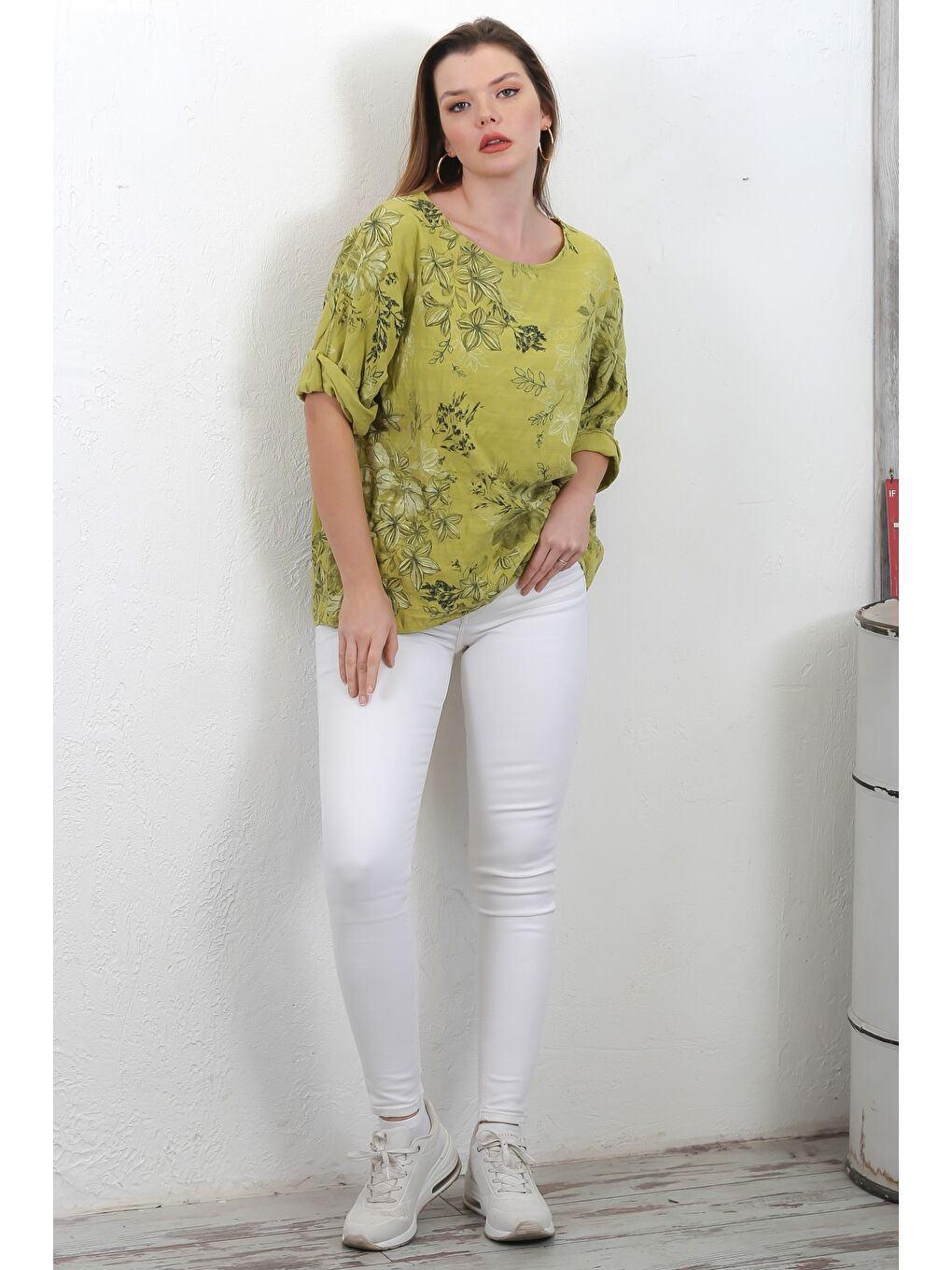 Yeşil İtalyan Limon Küfü Rengi Havuz Yaka 3/4 Kol Çiçekli Casual Keten Karışımlı Oversize Dokuma Bluz-3